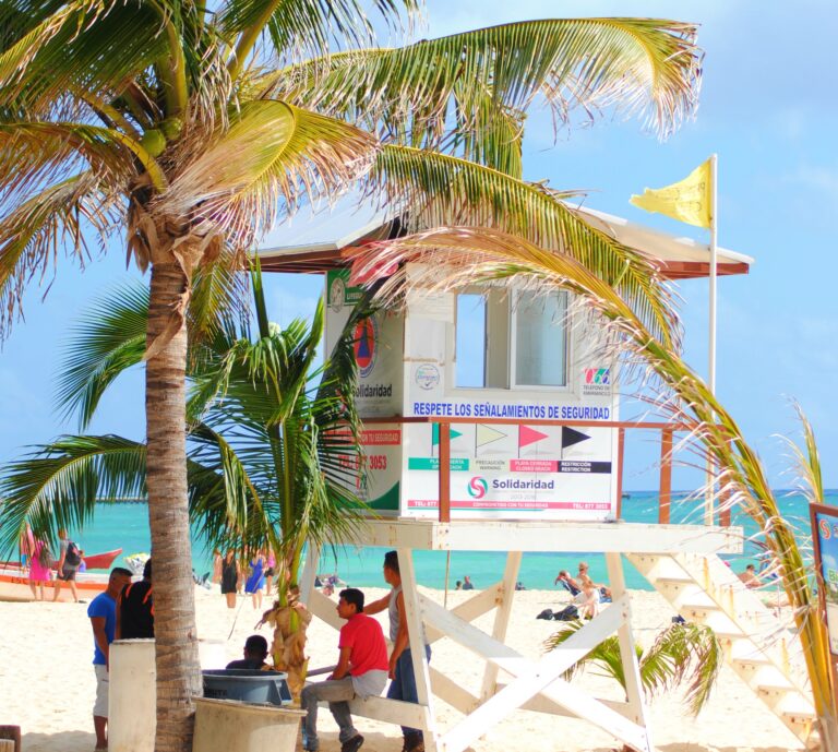Kleurrijk strandwachtershuisje tussen palmbomen op Playa del Carmen