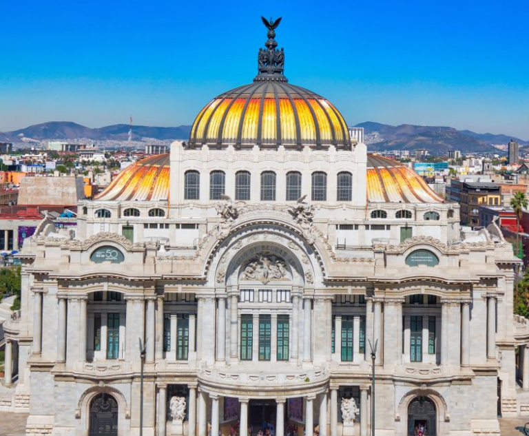 Gebouw met een rond dak in Mexico Stad met een helderblauwe lucht