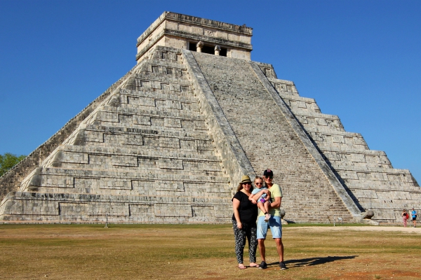 Gezin poserend voor Chichen Itza
