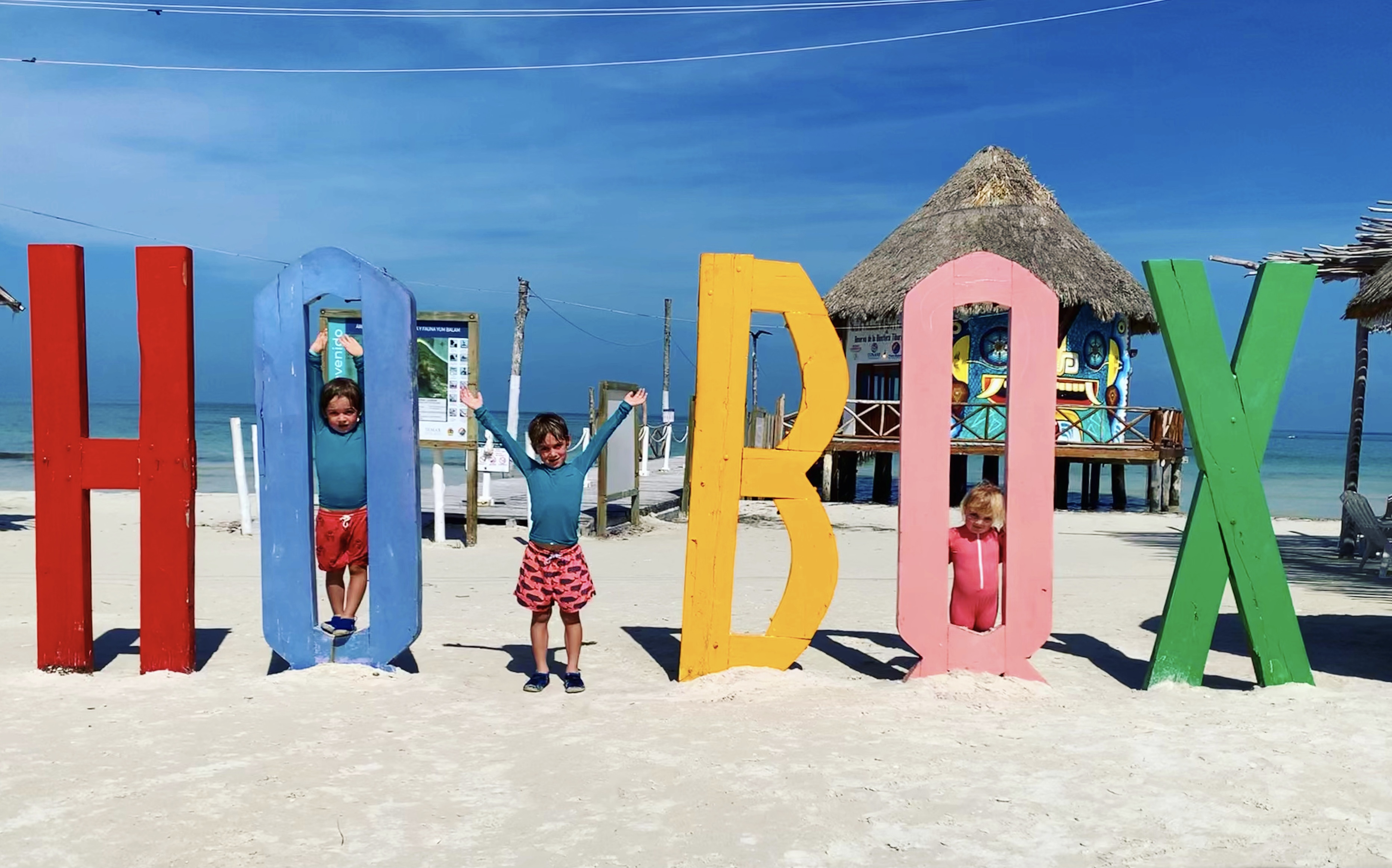 kinderen op het strand van Isla Holbox