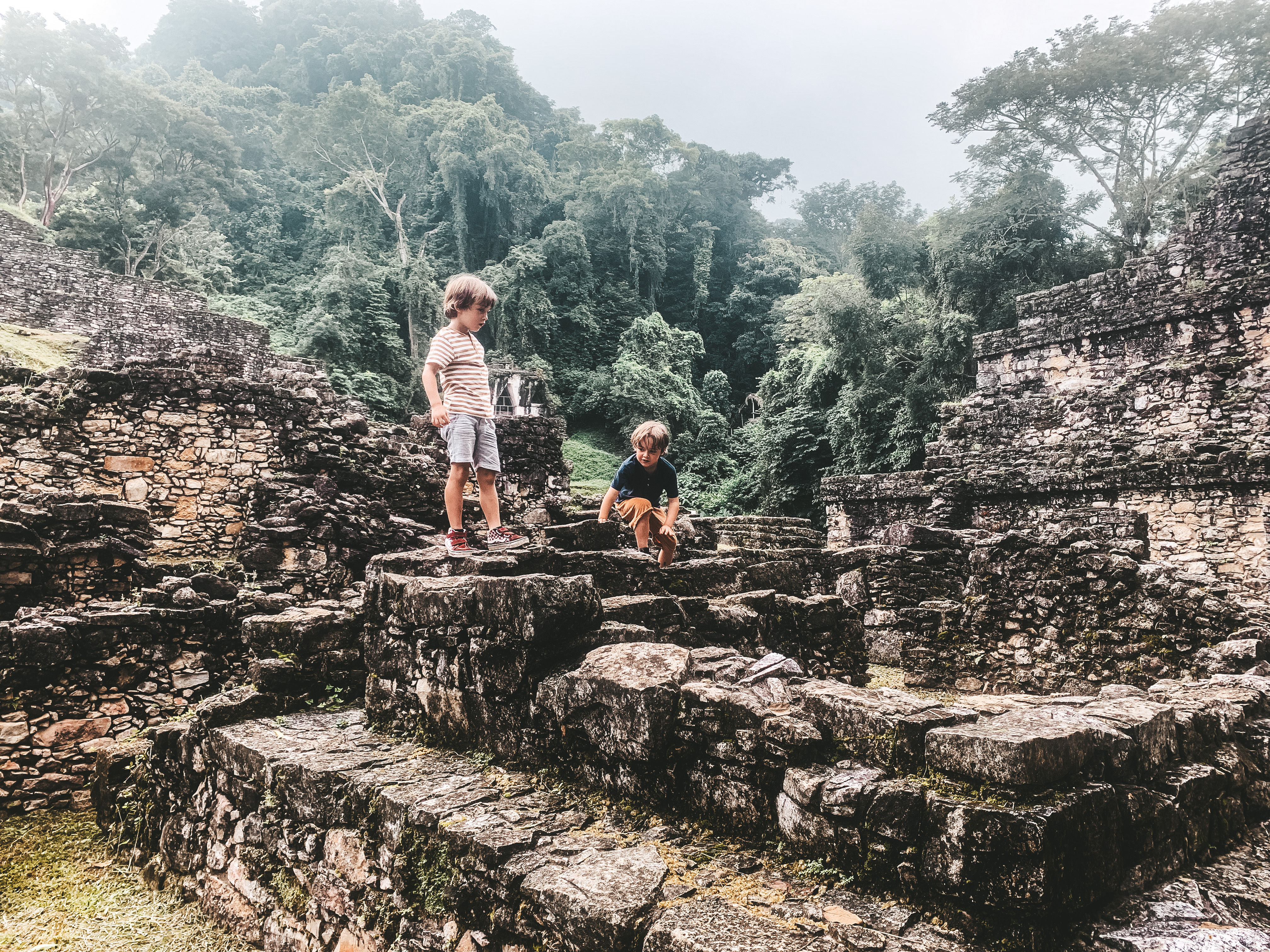 kindjes bij Maya tempel in Mexico