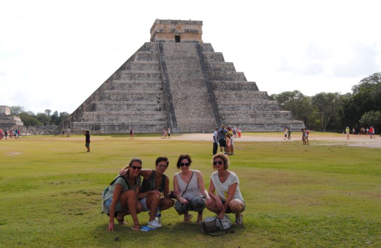 Toeristen poserend voor Chichen Itza in Mexico