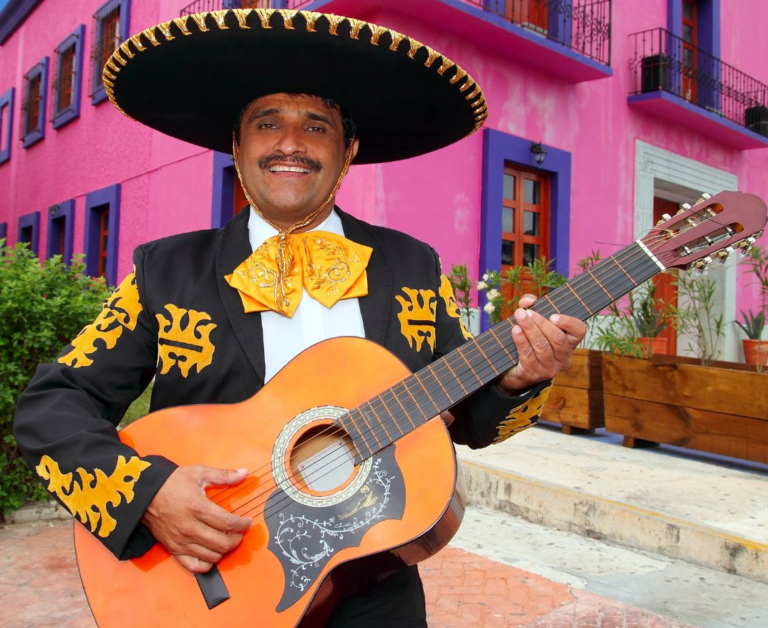 Lokale man met gitaar en sombrero lachend naar de camera