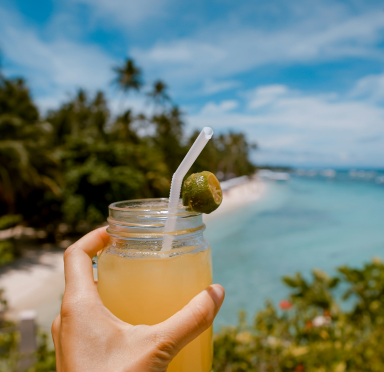een cocktail op het strand van Mozambique