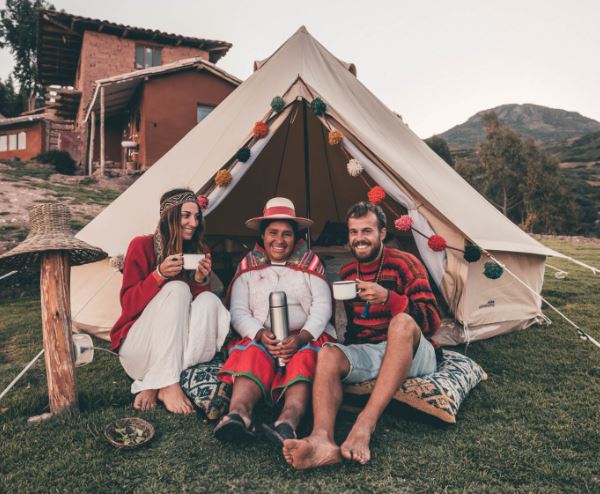 koppel samen met een local zittend voor een glamping tent