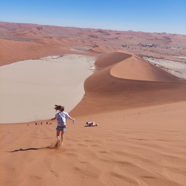 rennen door de duinen van de sossusvlei