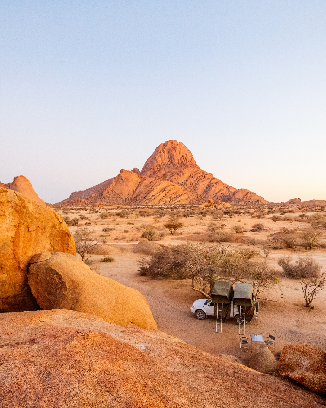 Auto met daktent midden in de droge natuur van Namibië