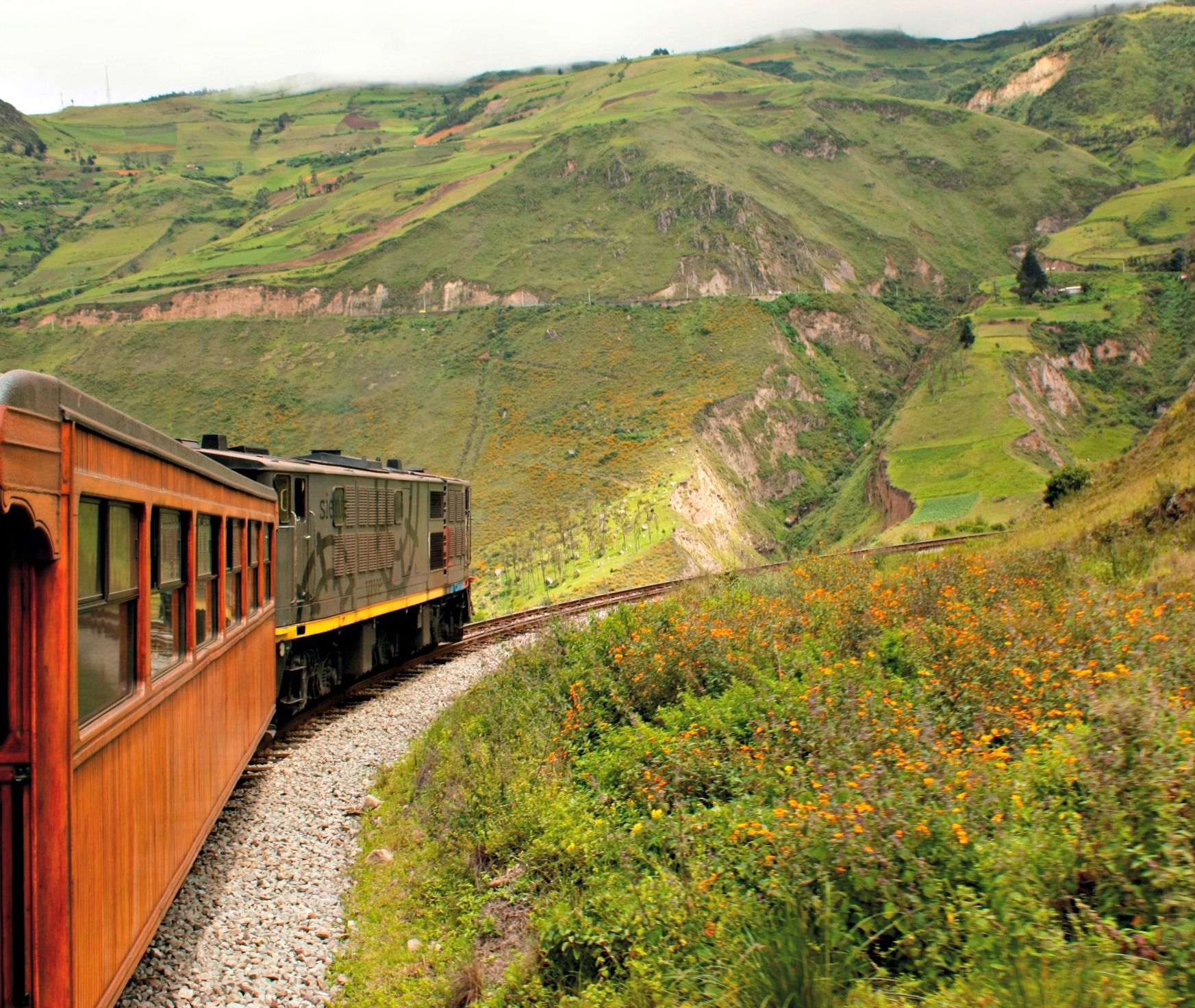 trein door groene bergen in ecuador