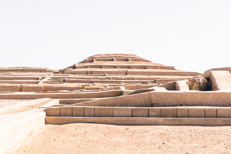 ruïnes in de woestijn bij Nazca in peru