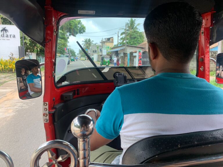 tuktuk driver toert door negombp