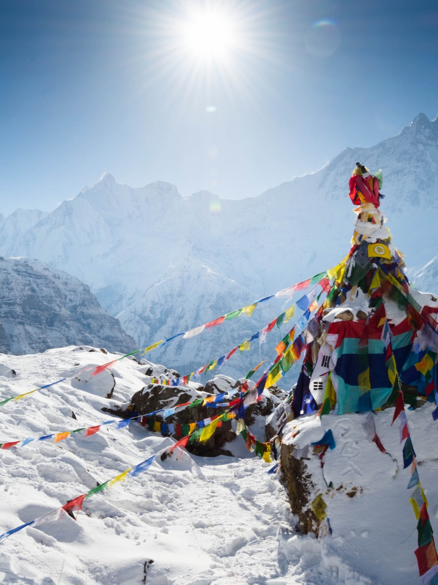 Een kleurrijke en cultureel tafereel op een besneeuwde berg in Nepal
