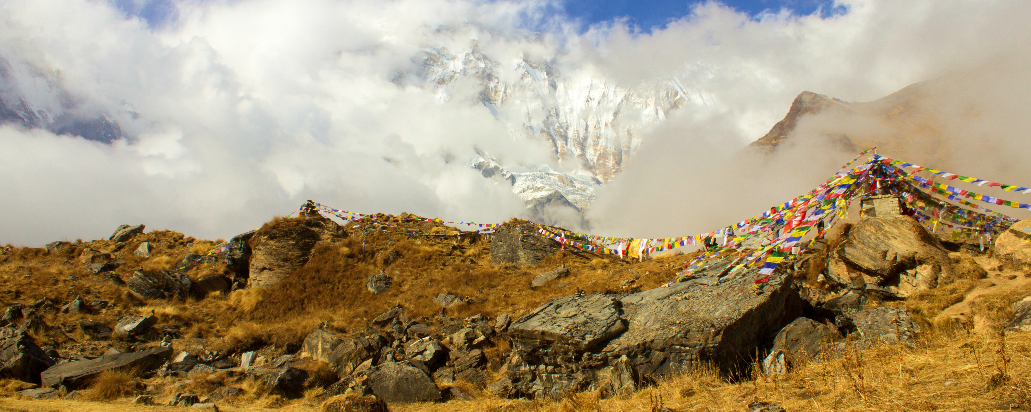 Berg gebedsvlaggen in Pokhara, Nepal