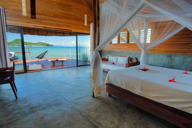 Tweepersoonsksmer met terras op de achtergrond en uitzicht op zee in Nosy Be Madagaskar