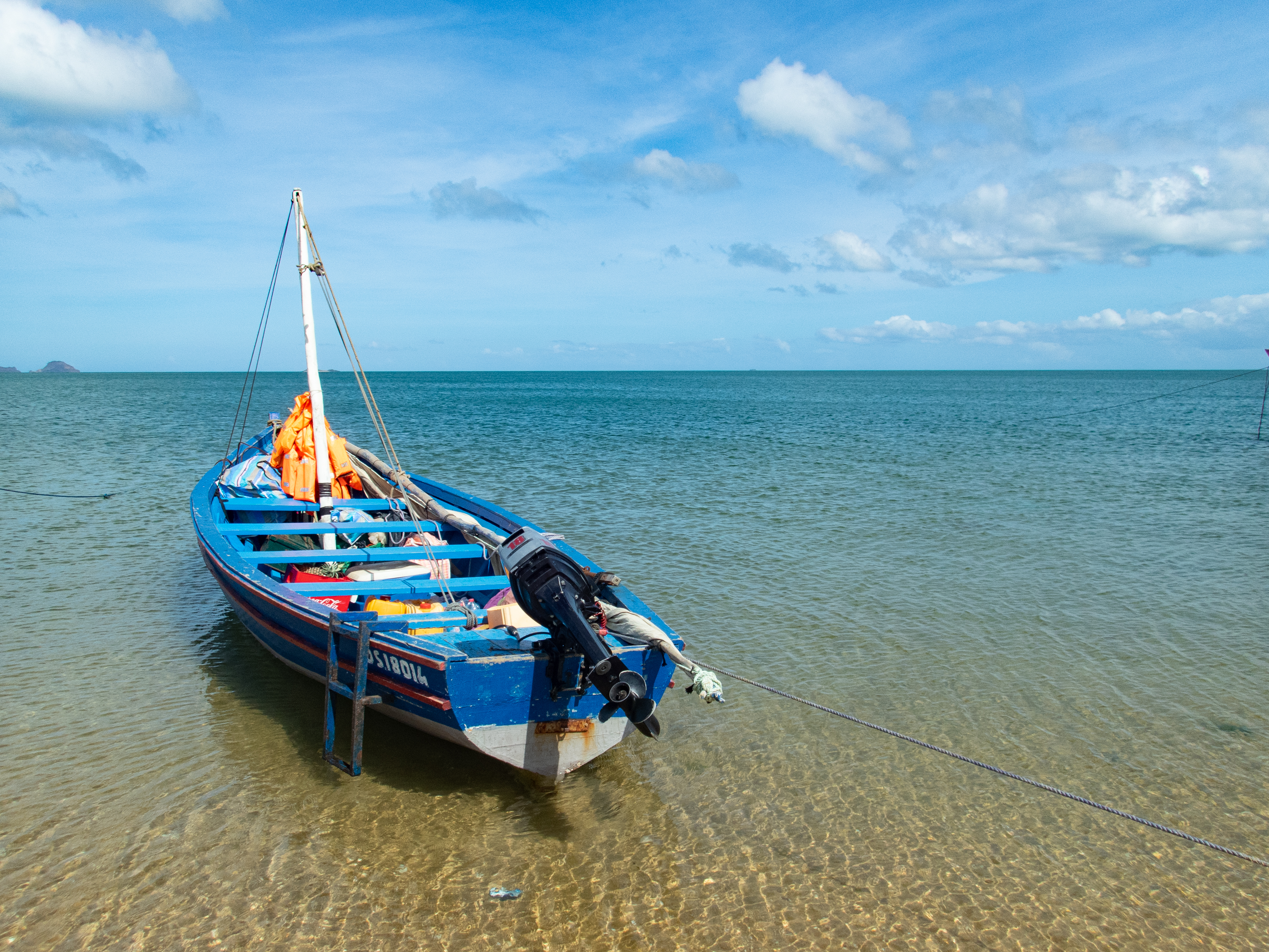 blauwe boot op zee bij madagaskar
