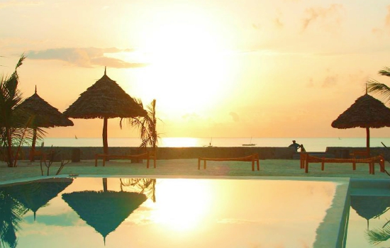 Zwembad en uitzicht op Nur Beach in Tanzania
