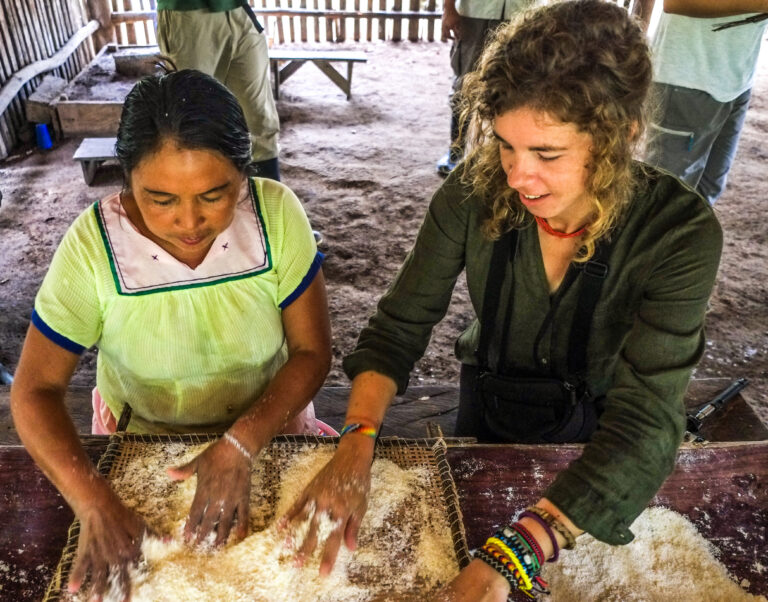 toerist is aan het koken met een Ecuadoraanse vrouw