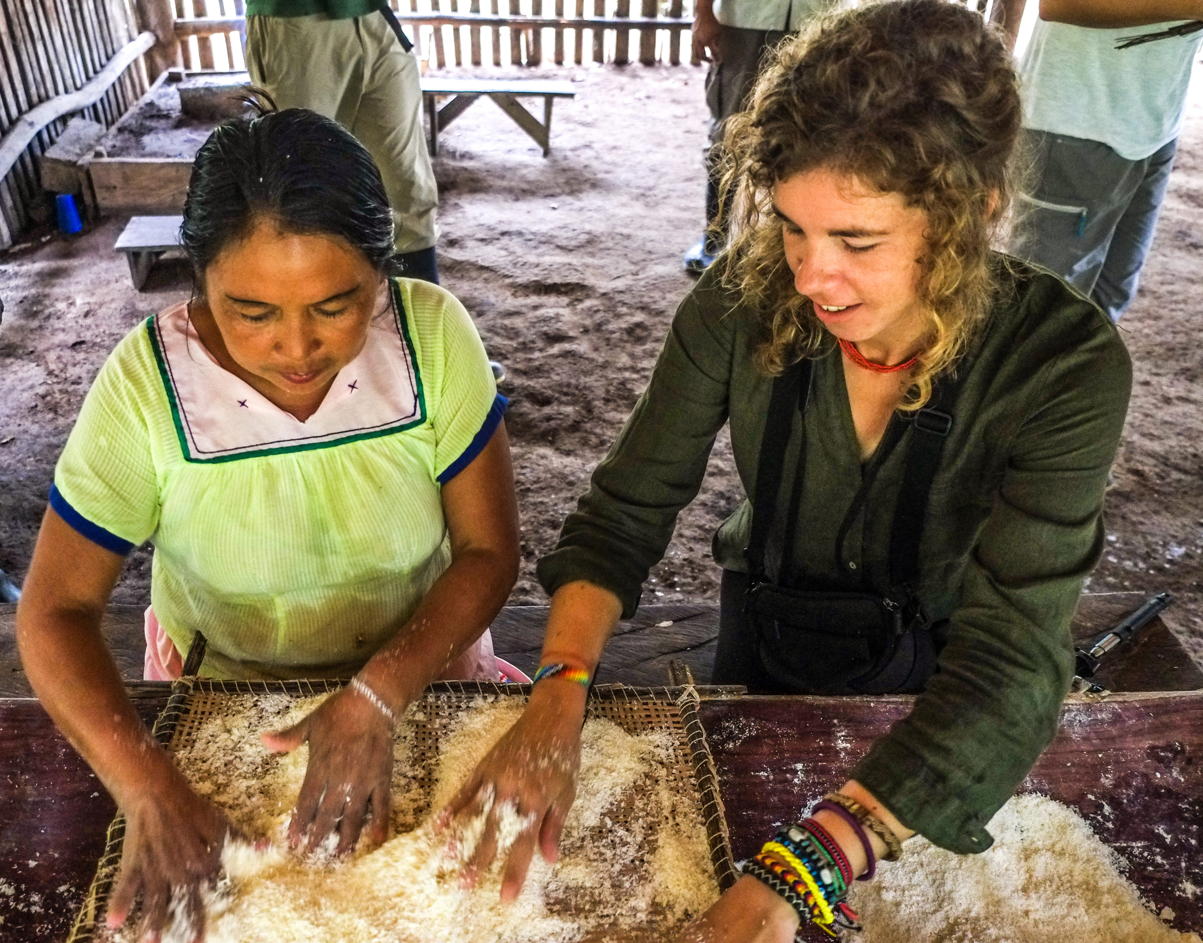 toerist is aan het koken met een Ecuadoraanse vrouw
