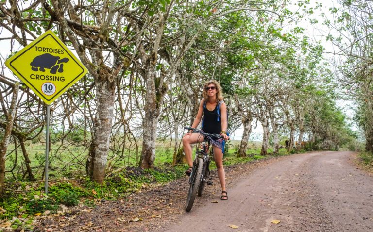 vrouw op fiets op galapagos eilanden