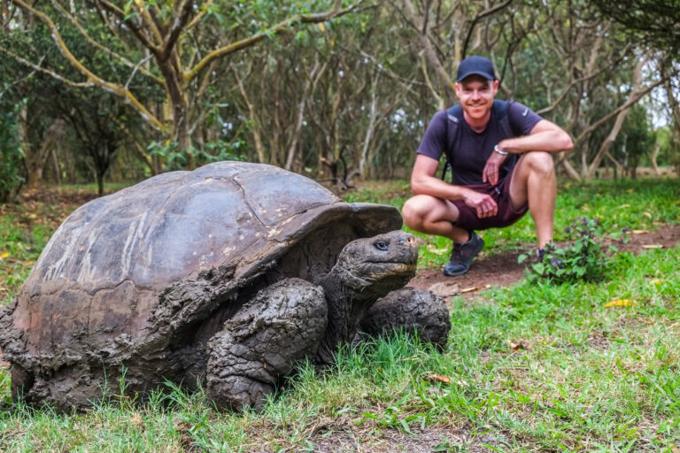 man samen met een schildpad op de galapagos