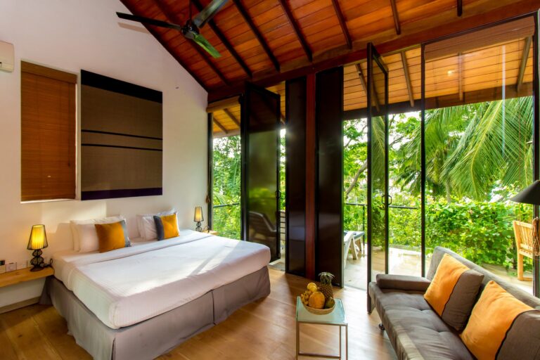 verzorgde hotel kamer van houten cabin met terras en uitzicht op palmplantage Tangalle