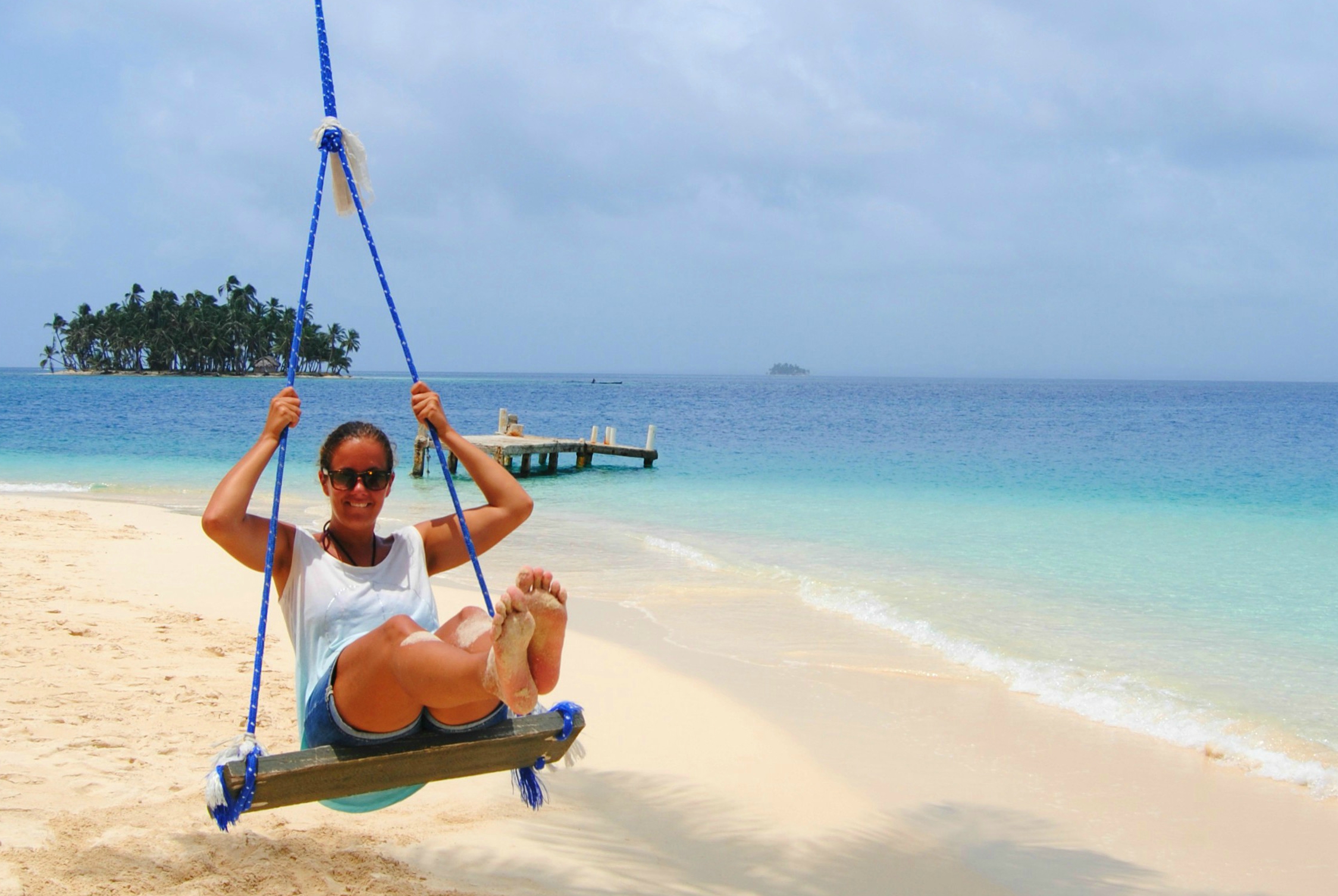 Vrouw schommelt op San Blas Island in Panama