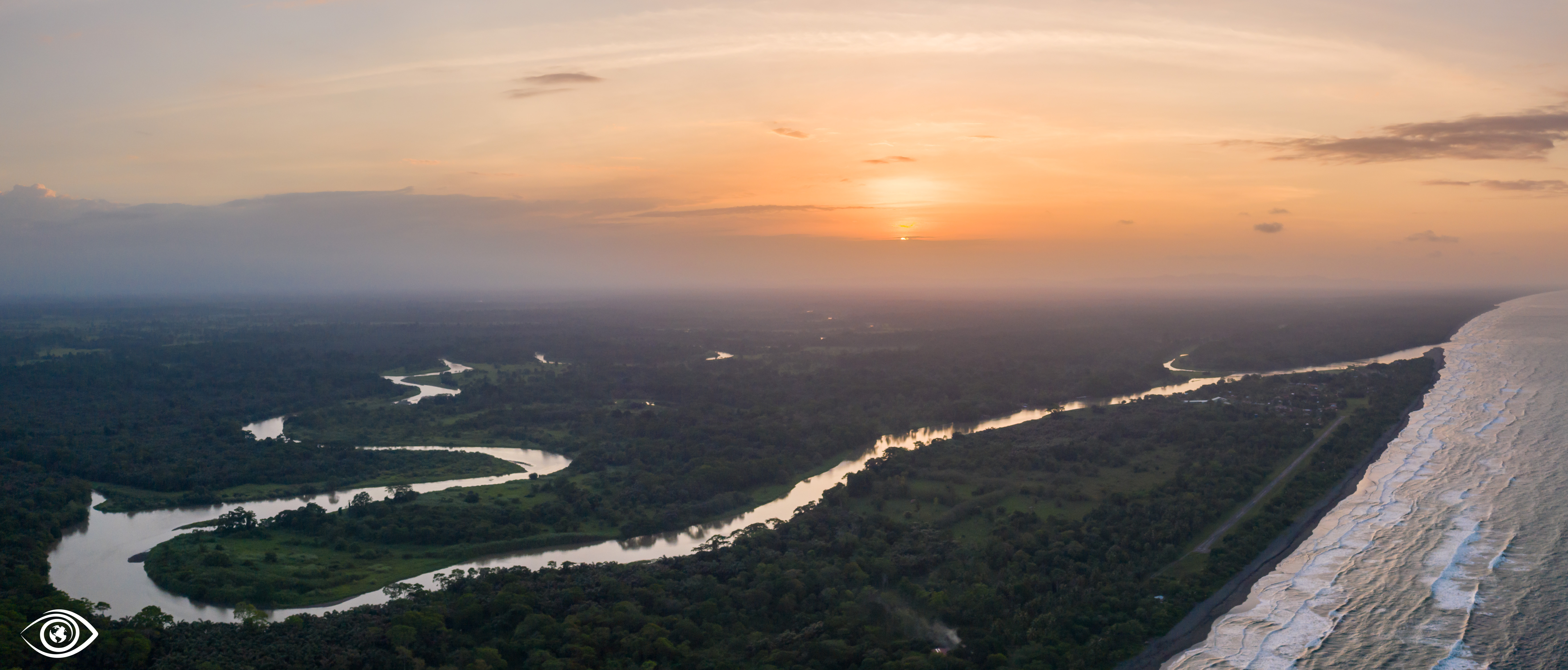 zonsondergang bij de kust van Costa Rica