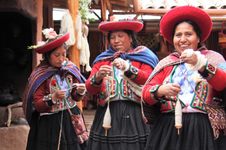 peruaanse vrouwen in traditionele kleding zijn bezig met handwerk
