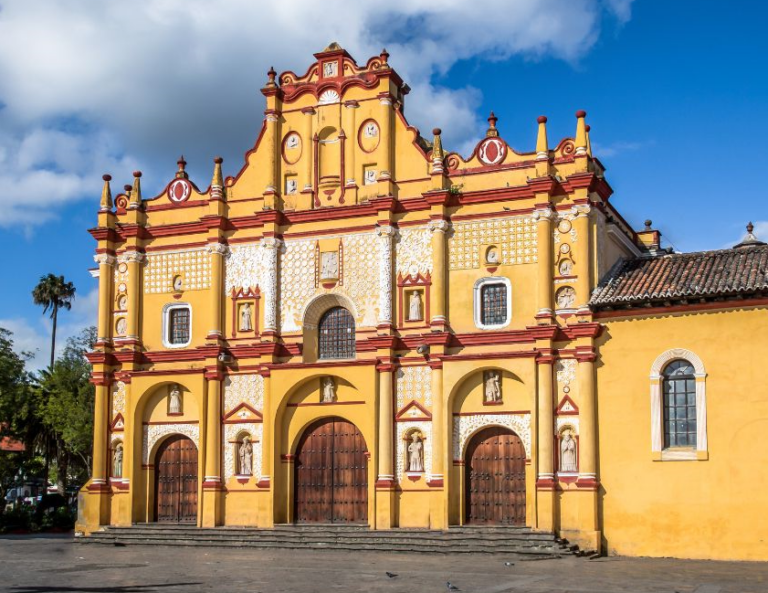 Geel-rood gebouw in San Cristobal de las Casas Mexico