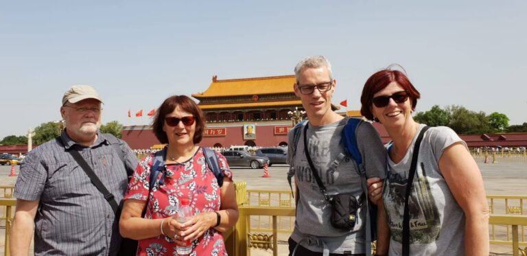 reizigers voor het enorme Chinese paleizencomplex de Verboden Stad