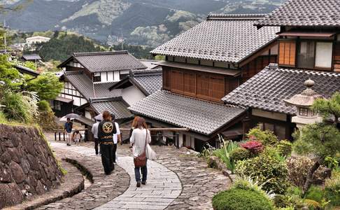 Mensen wandelen over stenen paden van het historische postdorp Magome-juku in de Kiso-vallei in Japan