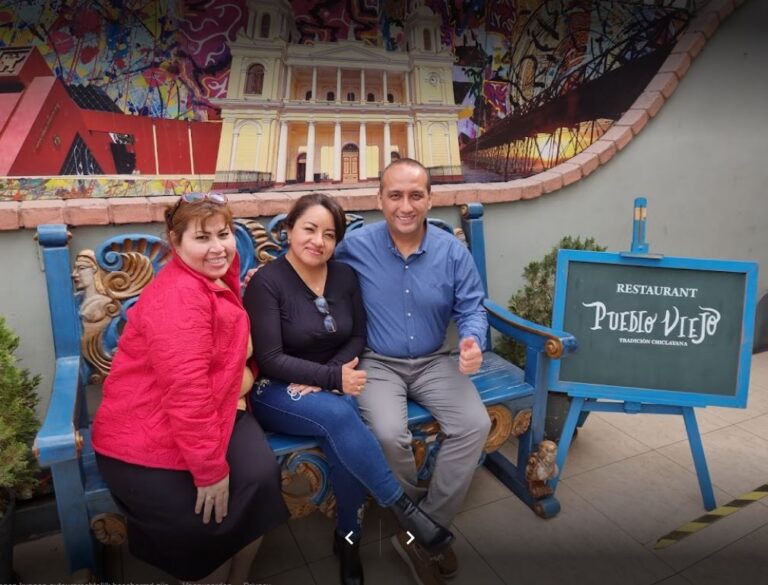 familie op een bankje bij een restaurant in lima
