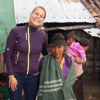 een toerist staat naast een Ecuadoraanse vrouw