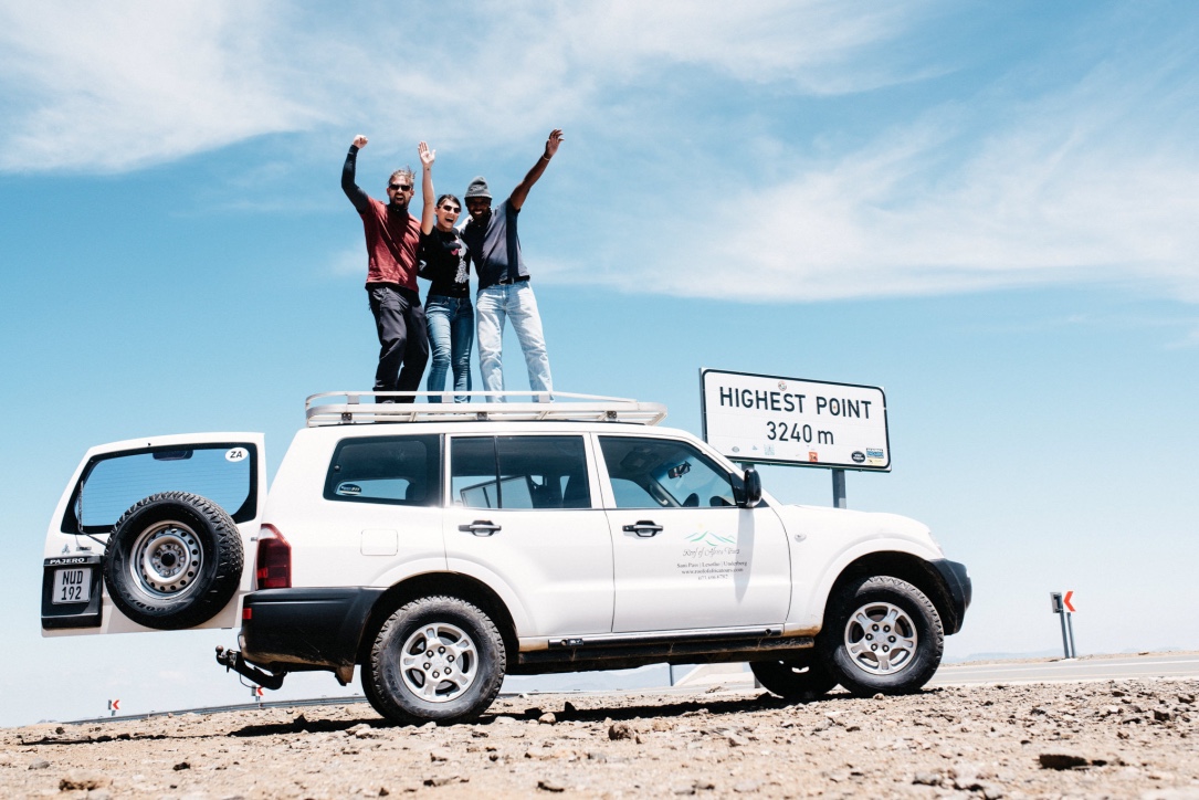 gezin op jeep tijdens roadtrip in lesotho