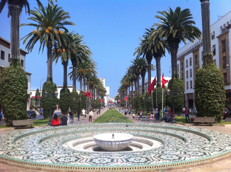 een plein met een mozaïek fontein in het midden van Casablanca