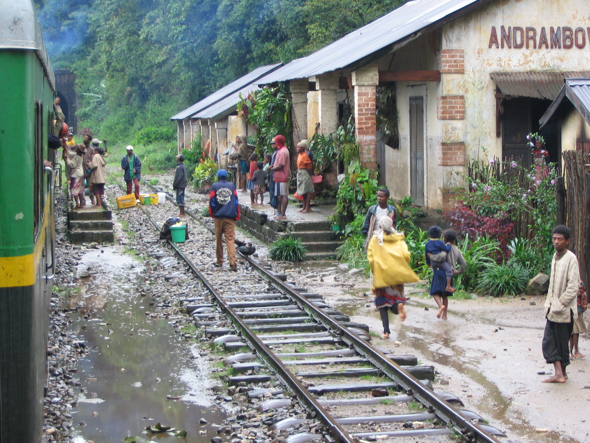 spoorlijn langs perron met locals die producten verkopen op madagaskar