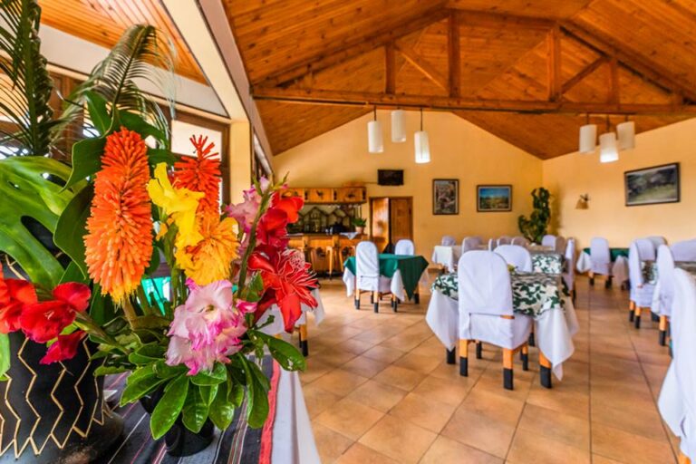 Eetzaal met bloemen op de voorgrond in accommodatie in Madagaskar