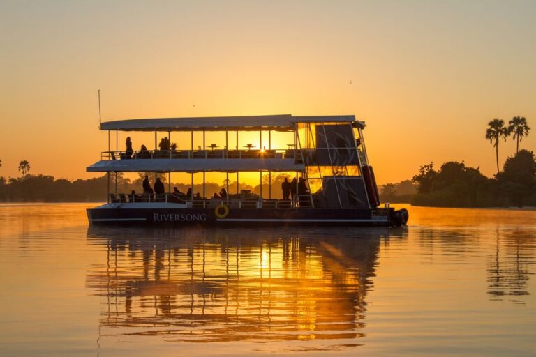 boot vaart bij zonsondergang over de rivier