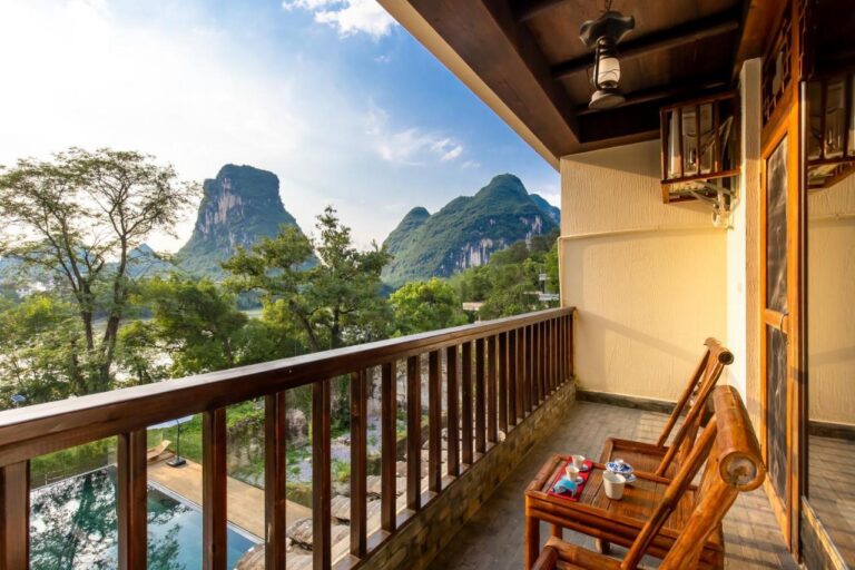 balkon met uitzicht op karstbergen yangshuo