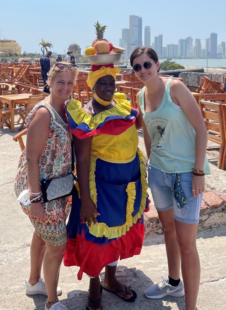 colombia palenqueras vrouw met traditionele kleurrijke kleding en fruitschaal op het hoofd