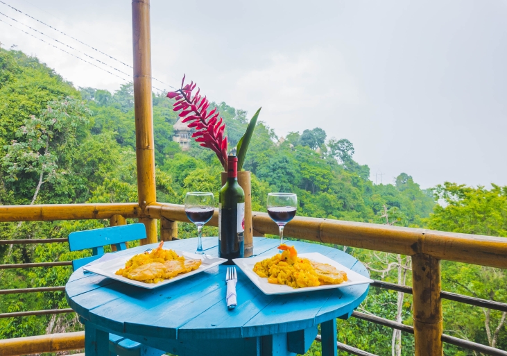 tafel op balkon met uitzicht in colombia