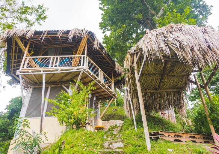 eco-boomhut in de jungle