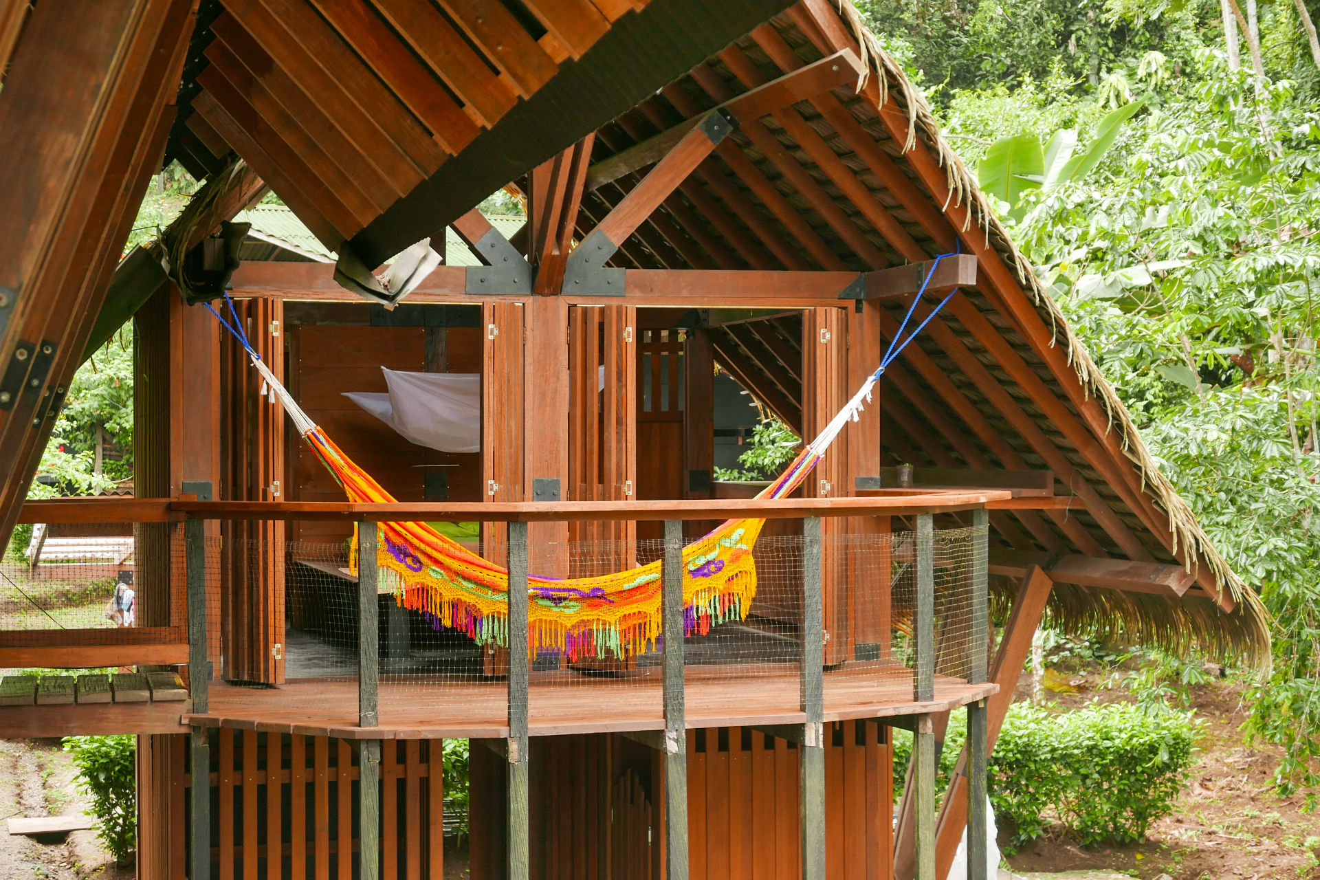 hangmat op balkon van een eco-huisje in de jungle
