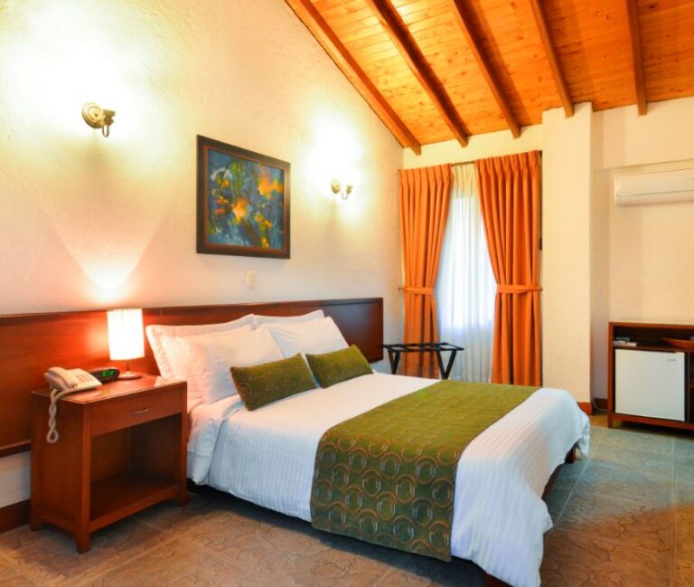 hotelkamer met tweepersoonsbed in medellin