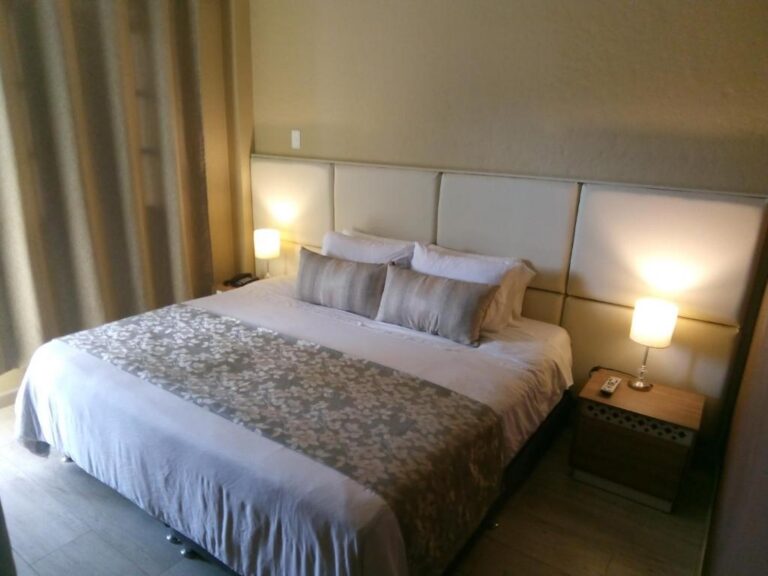 hotelkamer met tweepersoonsbed in salento