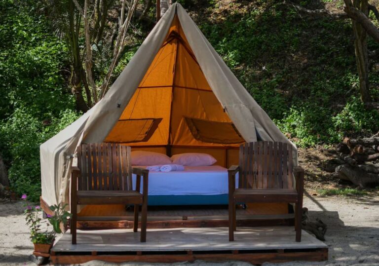 verblijf in een tent met tweepersoonsbed in santa marta