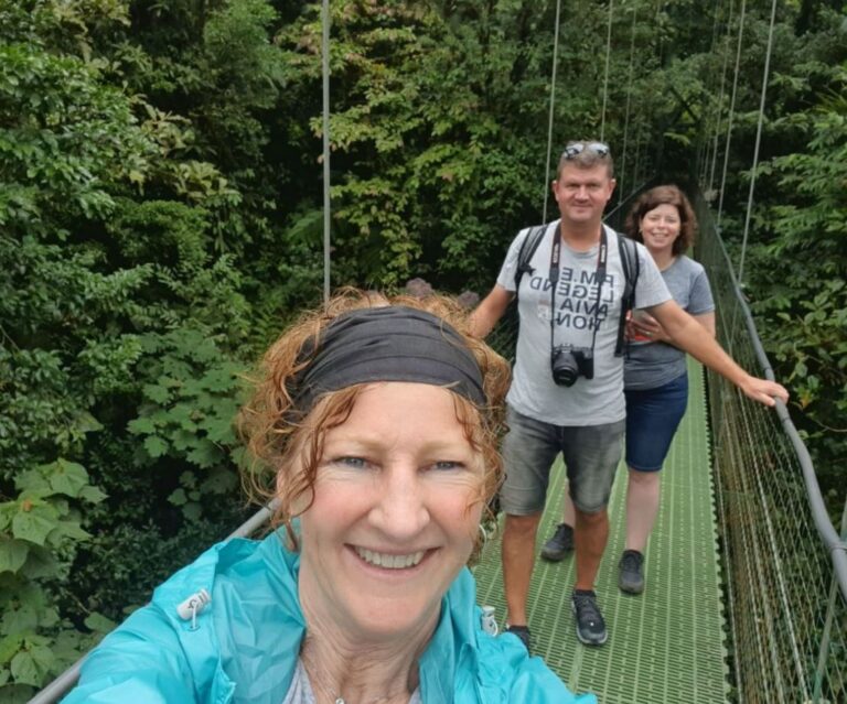 reizigers maken selfie op jungle hangbrug Monteverde National Park
