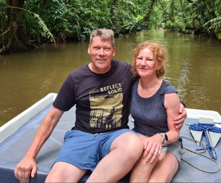 reizigers varen in bootje door de jungle van Torteguero