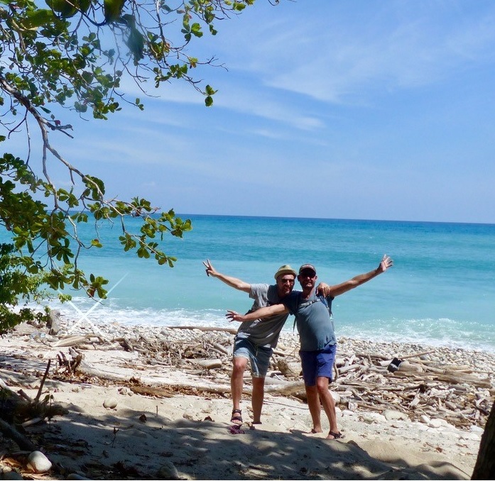 twee reizigers poseren voor samara strand costa rica