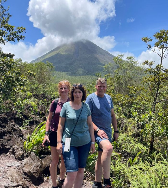 mensen poseren voor arenal vulkaan
