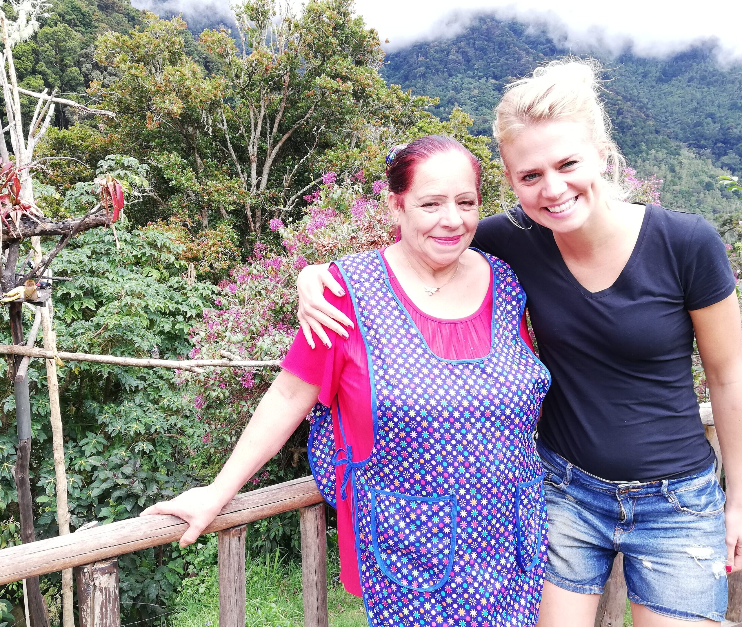 reizigster omarmt de costa ricaanse lodge eigenaresse te midden van jungle omgeving